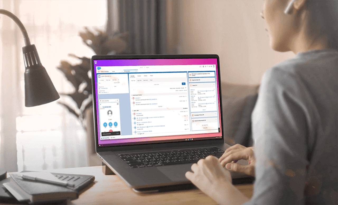 Vonage Business Communications now makes it easier than ever for companies who use Salesforce to streamline and personalise customer experiences. Watch now! contact center agent at her desk with laptop open showing Vonage Business Communications embedded within Salesforce